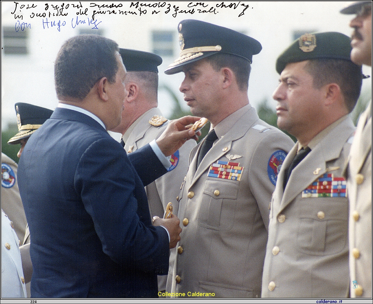 Jose' Gregorio Zaccaro (figlio del Marateoto Biagio Zaccaro) riceve i gradi di Generale dal Presidente della Repubblica del Venezuela Hugo Chavez.jpeg