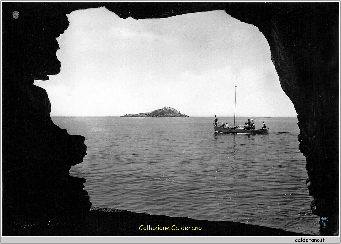 La gemma del Mezzogiorno - L'isolotto di Santo Janni nell'arco di una delle molte grotte che movimentano la pittoresca scogliera - Cartolina.jpg