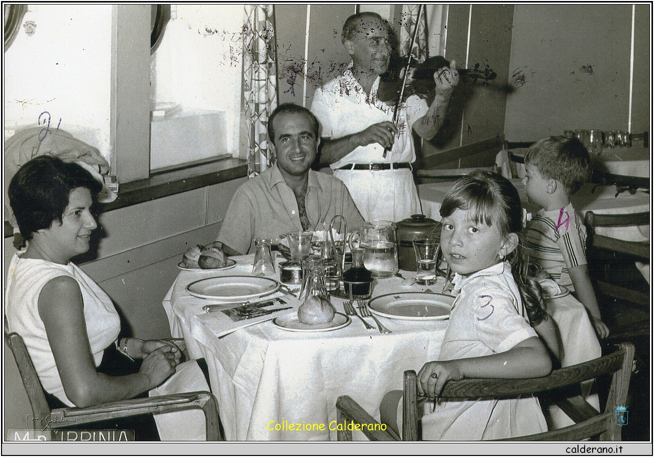 Lina, Biagio, Marilu' e Franz sulla motonave Irpinia - 1966.jpeg