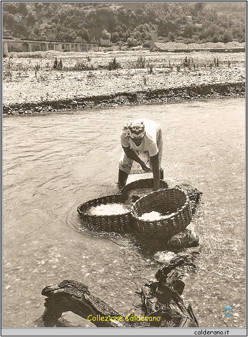 Castrocucco - Lavaggio della lana nel Fiume Noce - 1964 1.jpg