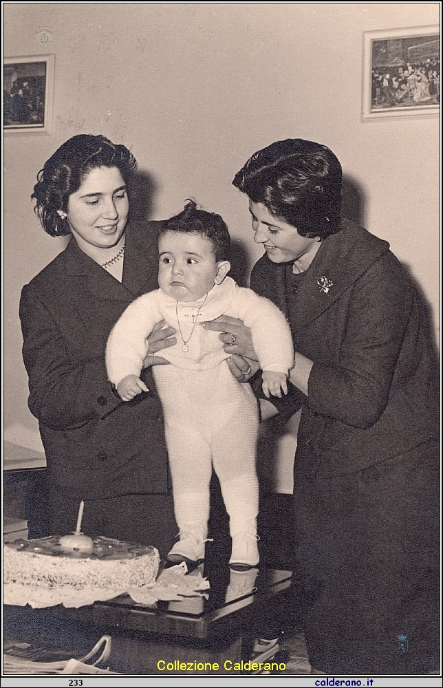 Vincenza Santoro e Lina Esposito con il piccolo Loris.jpg