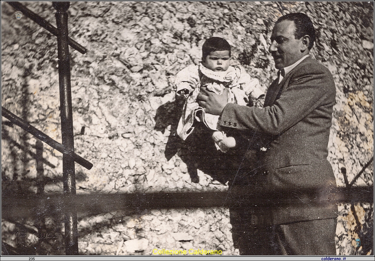 Con il mambino in braccio.jpg