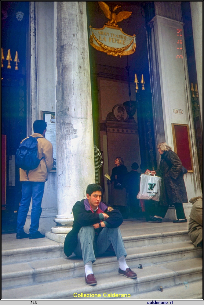 Alessandro sui gradini del Teatro La Fenice di Venezia .jpeg