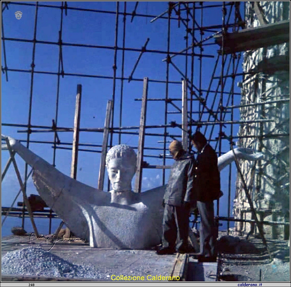 Bruno Innocenti con Stefano Rivetti e il modellino del Cristo.jpg