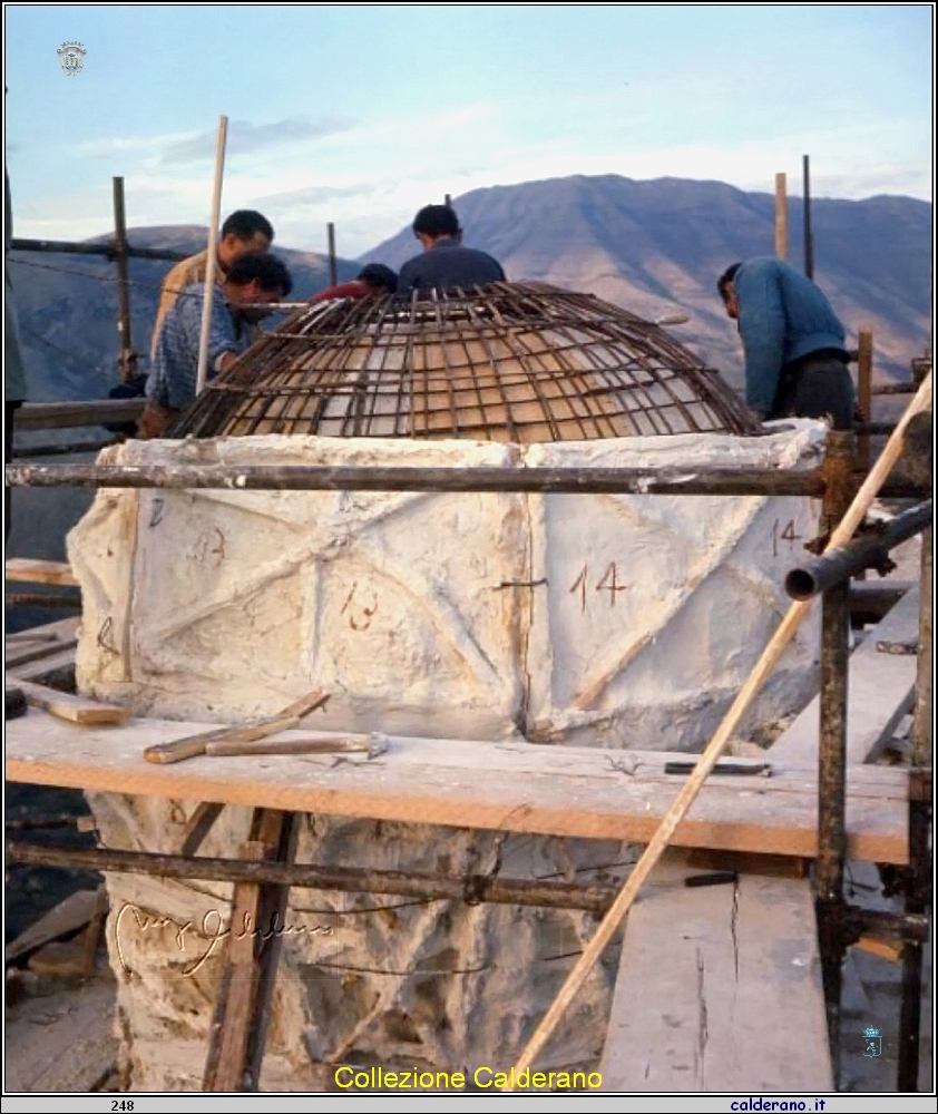 Maestranze mentre preparano l'armatura della testa del Cristo.jpg