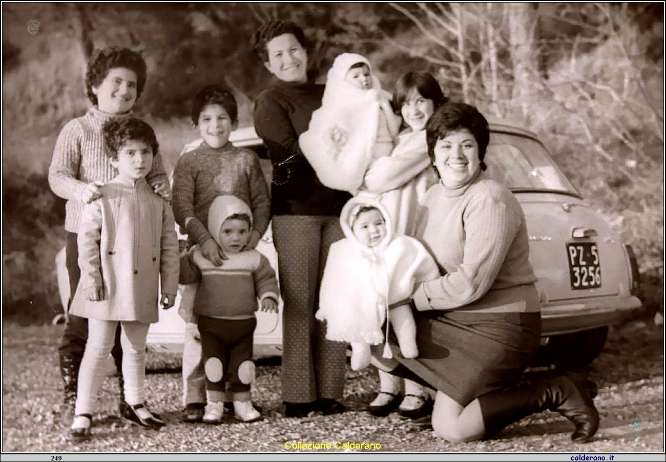Assuntina e Dorina Avigliano con i bambini.jpg