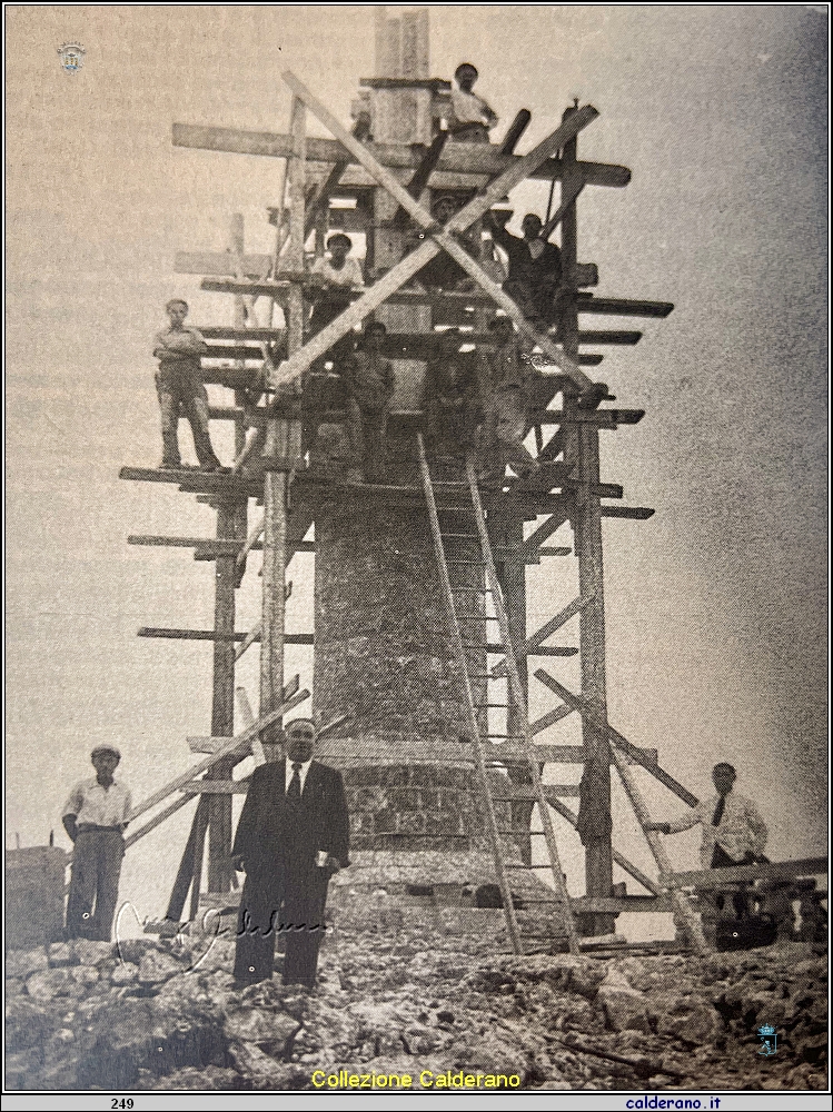 Costruzione della Croce Monumentale al Castello 1941.jpg