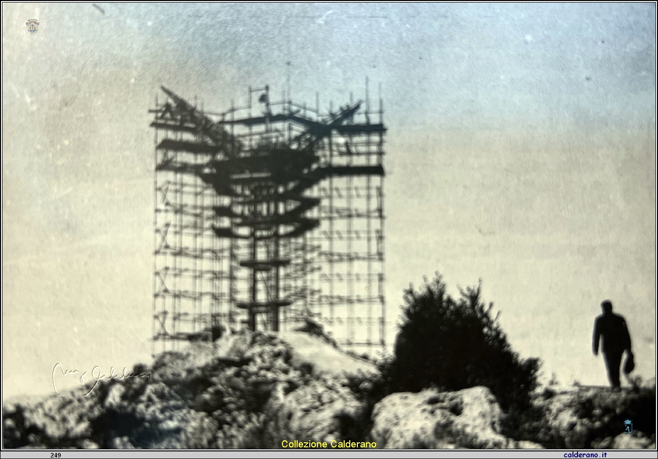 Costruzione della struttura portante della statua del Cristo.jpg