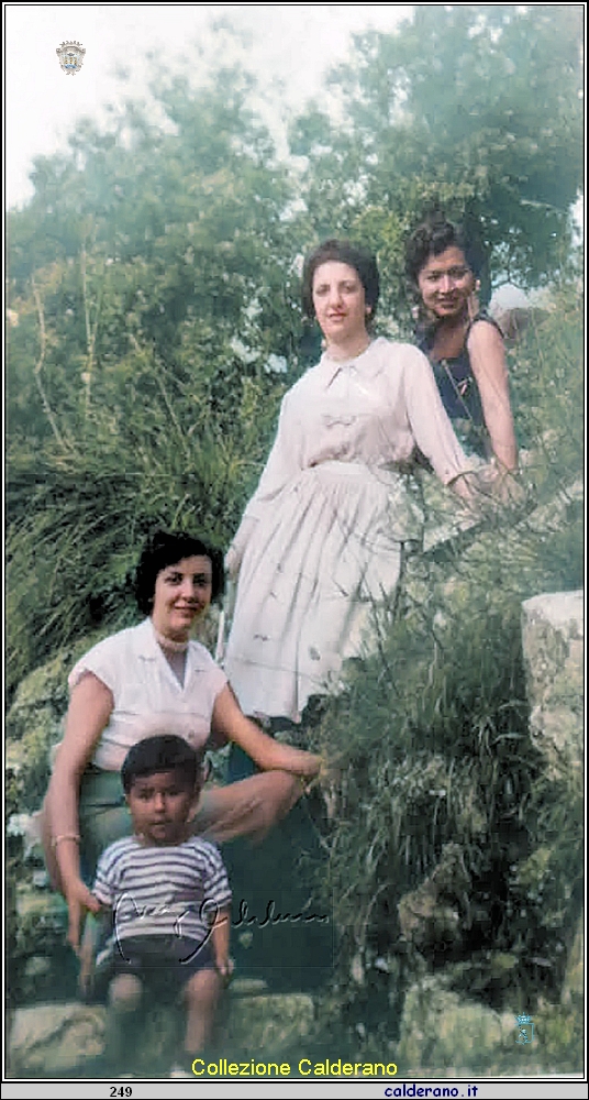 Fiorinella ed Angela Gambardella con il piccolo Rafael Laprea  e in alto Teodora Laprea giugno 1959.jpg