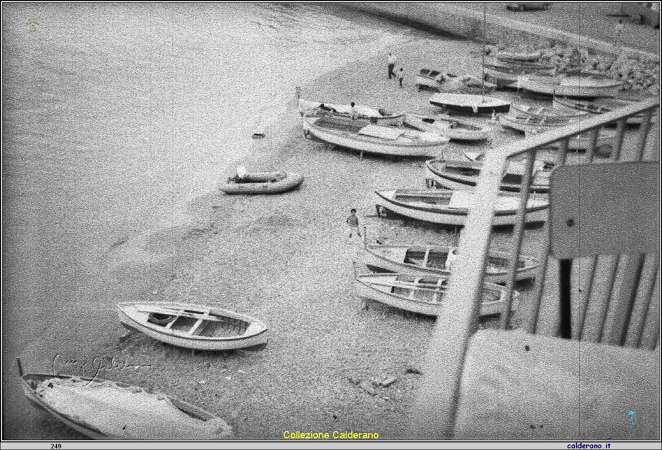 La spiaggia del Porto con le barche di legno img770.jpg