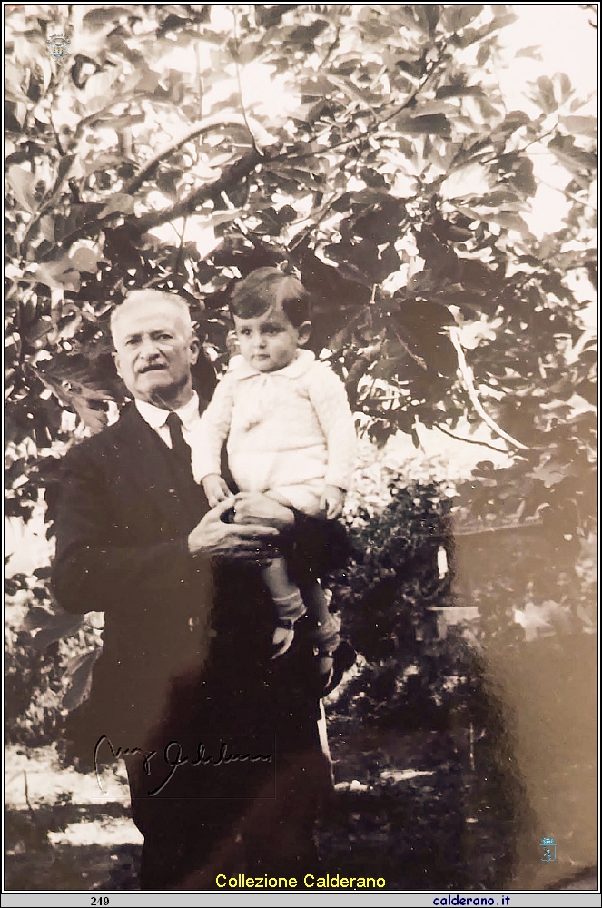 Nicola Mordente con il nipote gregorio 1930 circa.jpg
