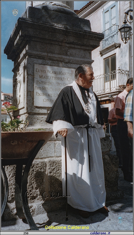 Papa' poggiato alla colonna - anno 1997.jpeg