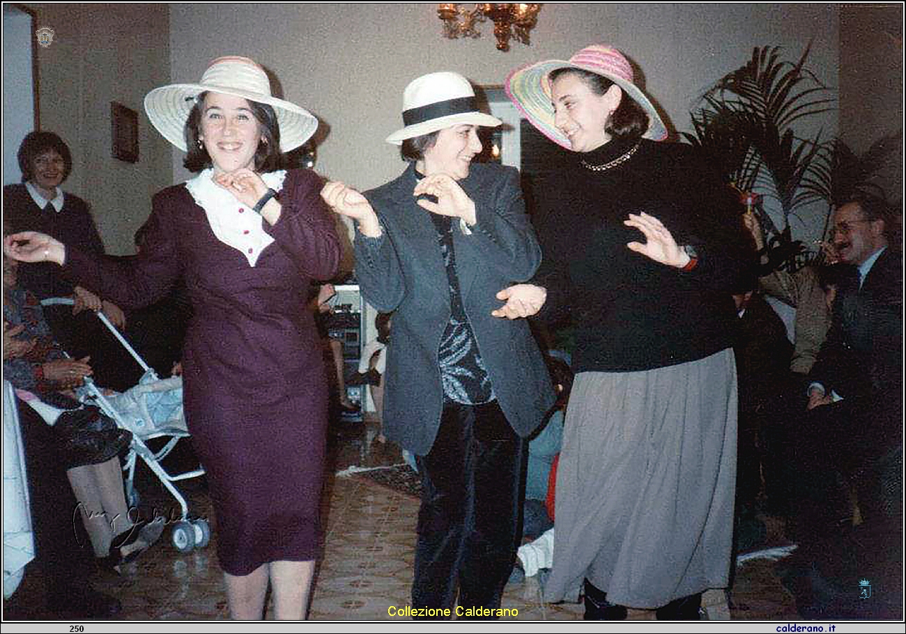 Ragazze col cappello.jpg
