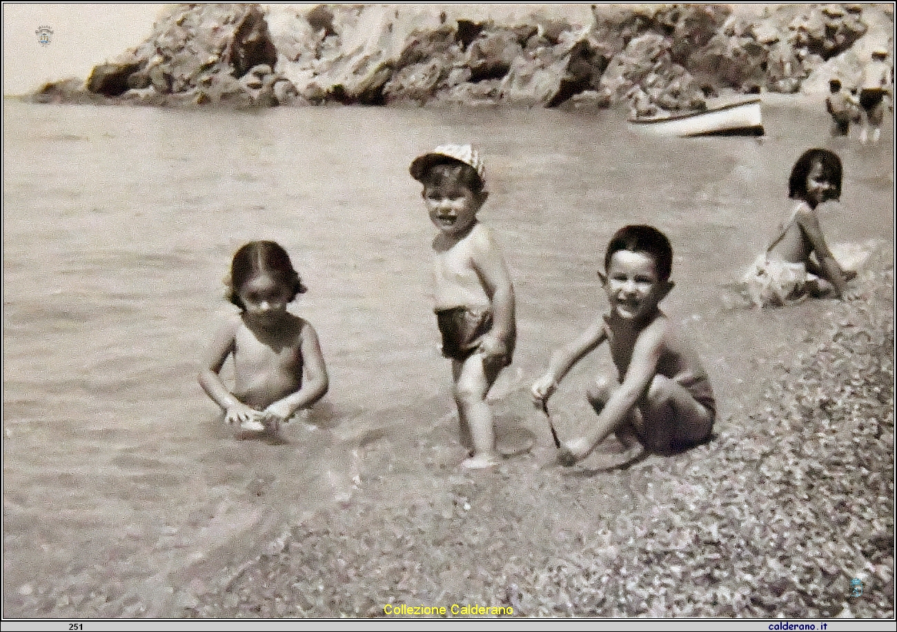 Bambini sulla battigia al Porto.JPG