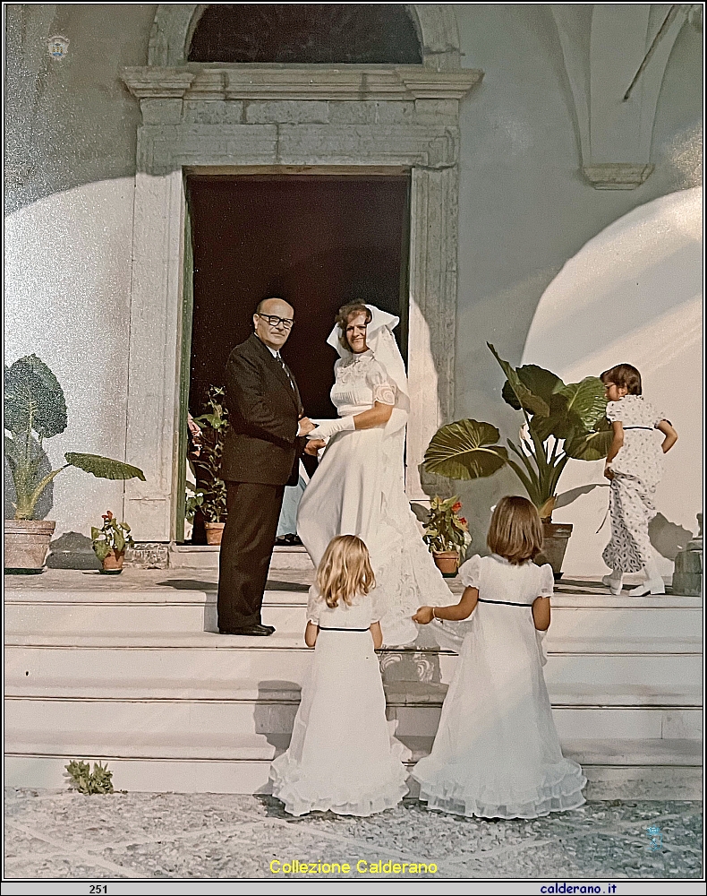 Basilio e Linda Annuzzi davanti la chiesa 06-09-1975.jpeg