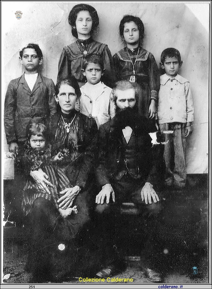 Carminella e Gennaro Schettino, con i figli Giuseppe, Marianna, Anna, Francisco, Giovanni e Bras - 1901.JPG