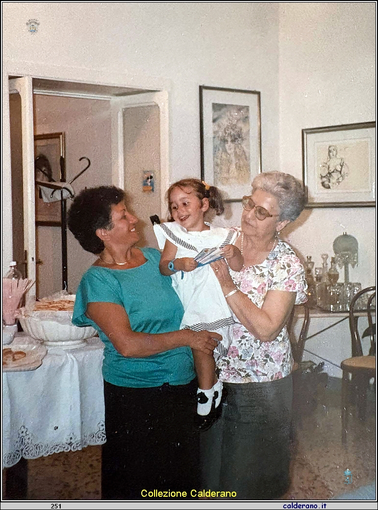 Corinna Schettino con le nonne Assunta Avigliano e Franca Filato.JPG