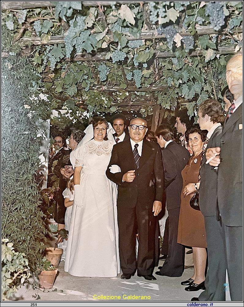 Linda Annuzzi esce dalla casa con il padre Basilio 06-09-1975.jpeg