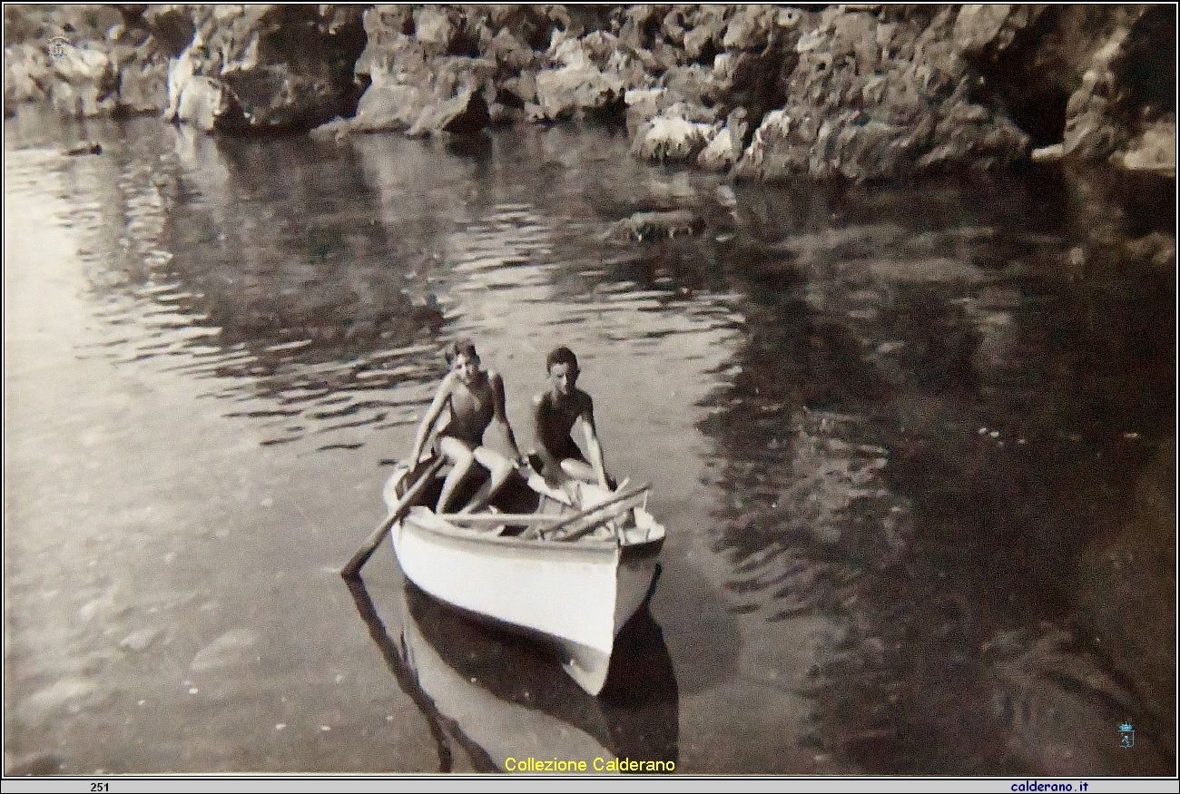 Pasquale Stoppelli, a dx, sulla barca.JPG