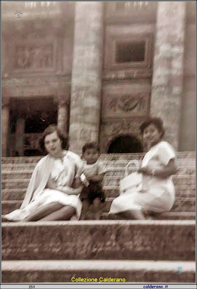 Seduti in Piazza San Pietro.jpg
