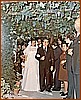 Linda Annuzzi esce dalla casa con il padre Basilio 06-09-1975.jpeg