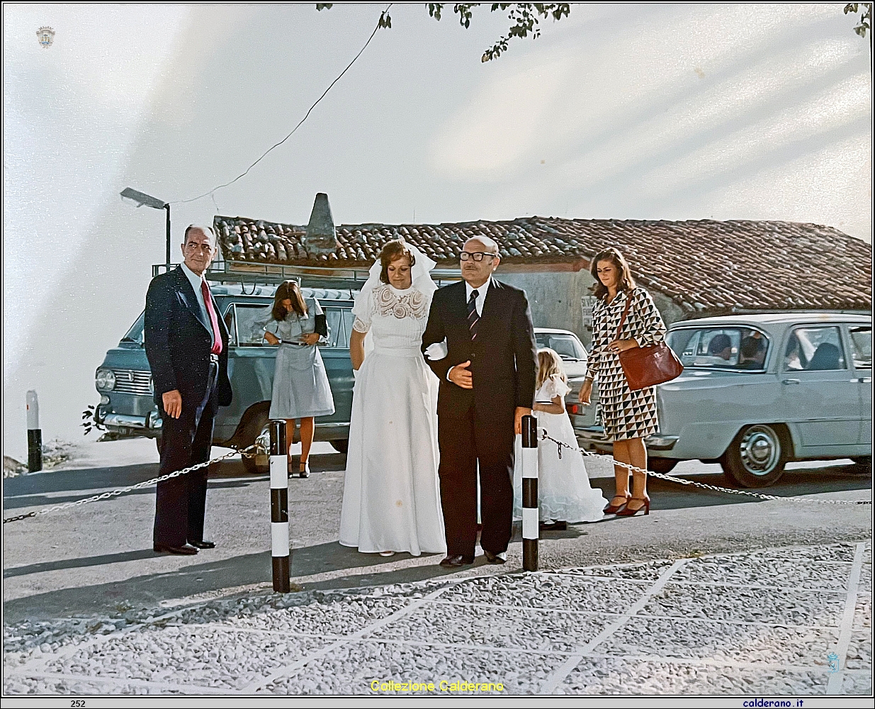 Arrivo in Chiesa di Linda con il padre Basilio Annuzzi - 06-09-1975.jpeg