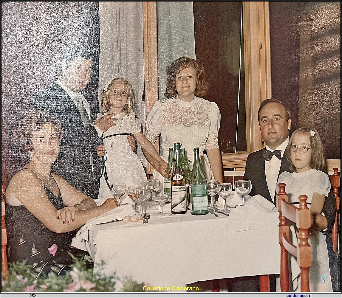 Enza e Corrado Manzi con le figlie al matrimonio di Biagio Settembrini e Linda Annuzzi 06-09-1975.jpeg