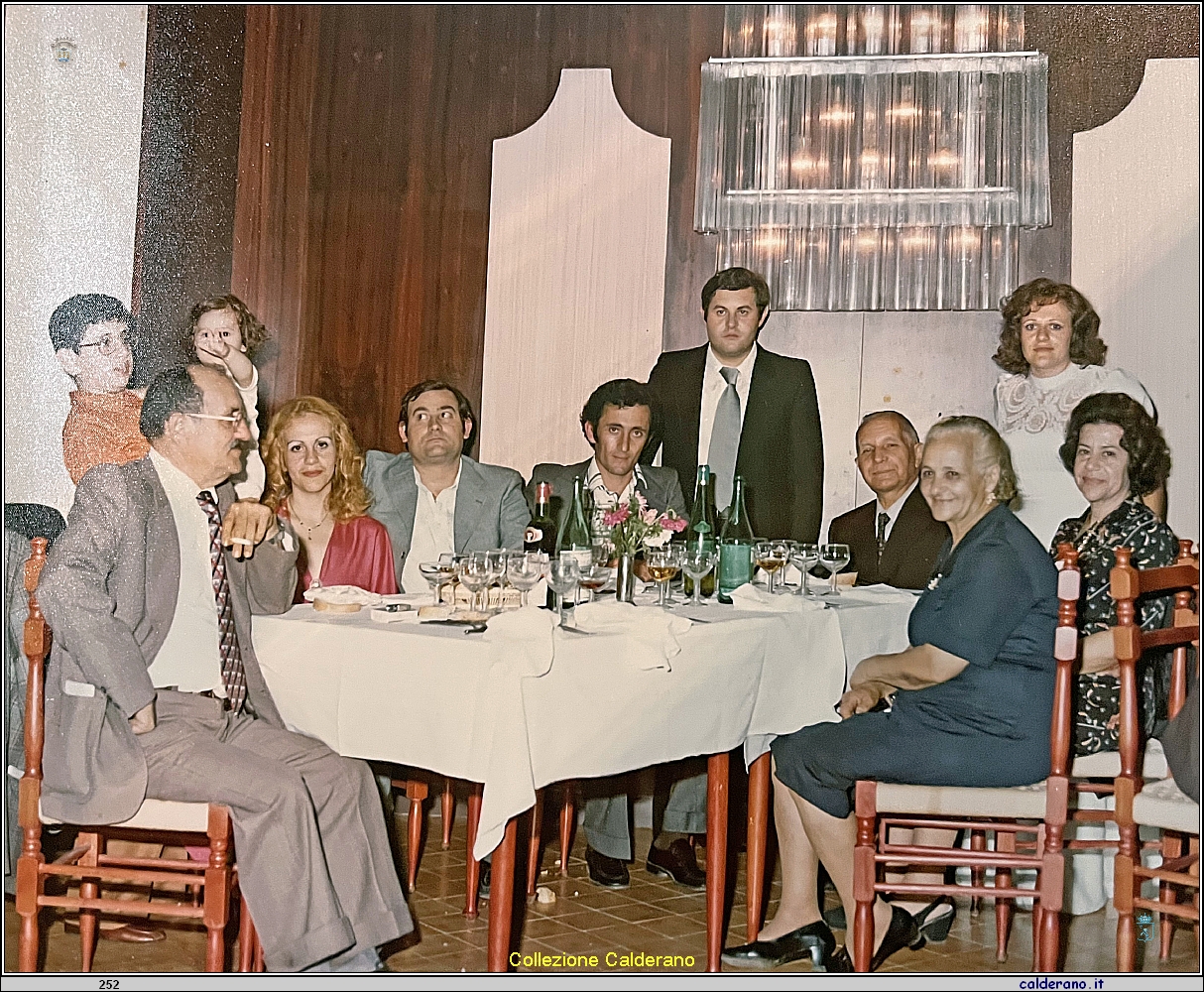 I parenti al pranzo delle nozze di Biagio Settembrini e Linda Annuzzi 06-09-1975 10.jpeg