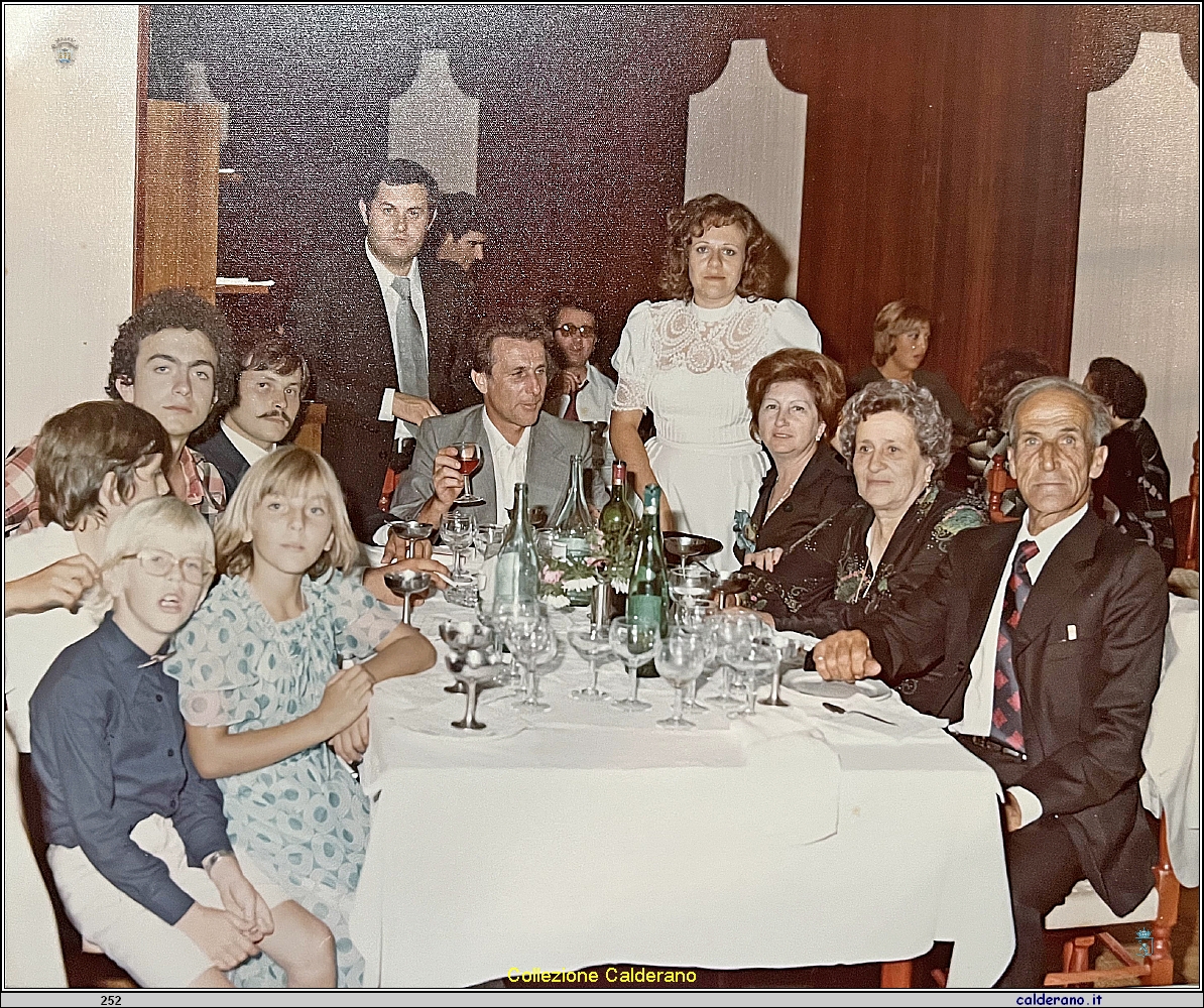 I parenti al pranzo delle nozze di Biagio Settembrini e Linda Annuzzi 06-09-1975 2.jpeg