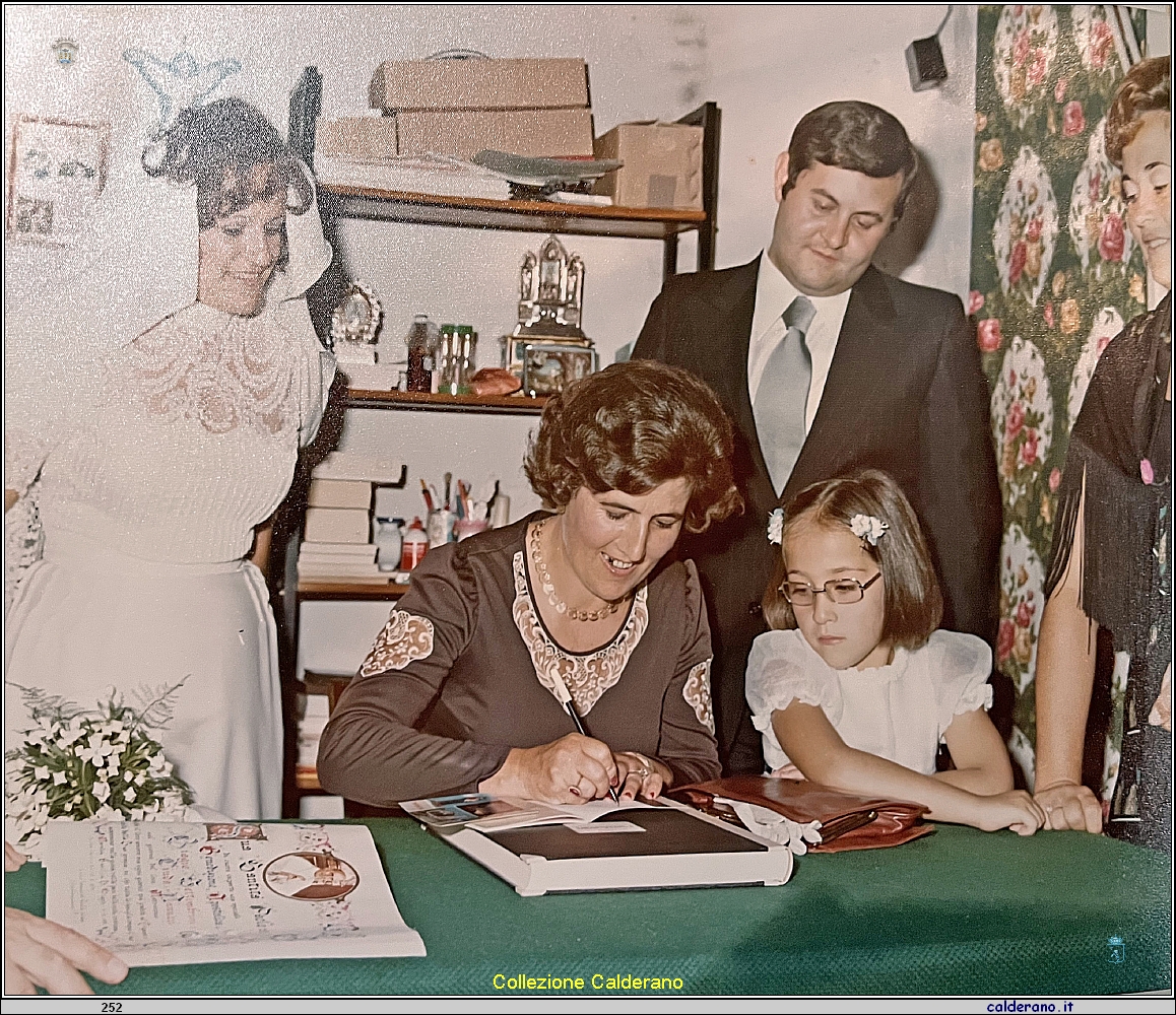 La zia firma al matrimonio di Linda Annuzzi e Biagio Schettino 06-09-1975.jpeg