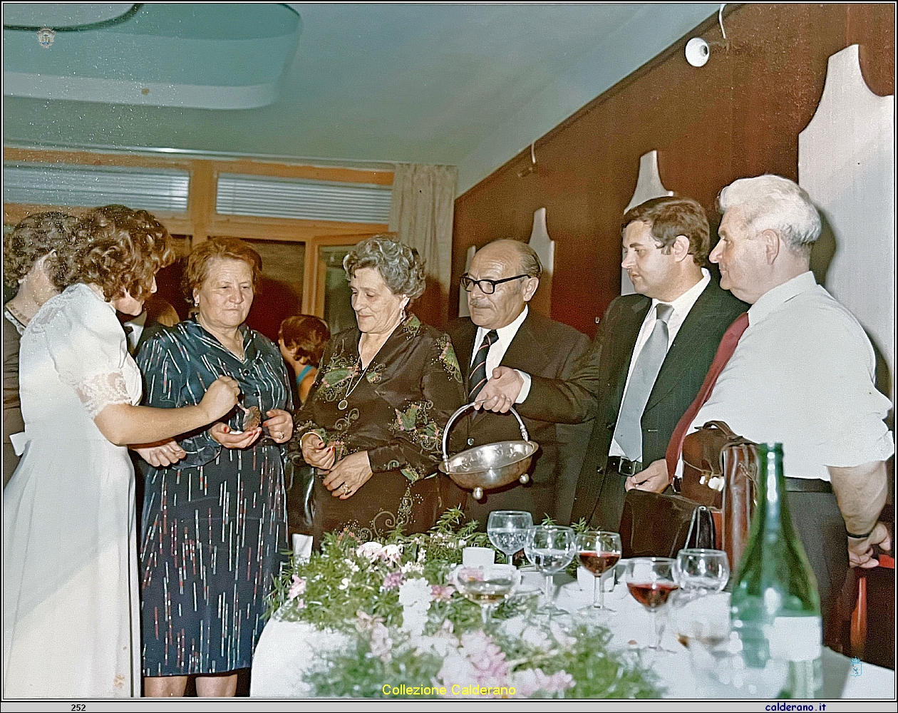 Linda Annuzzi distribuisce i confetti al suo matrimonio 06-09-1976 1.jpeg