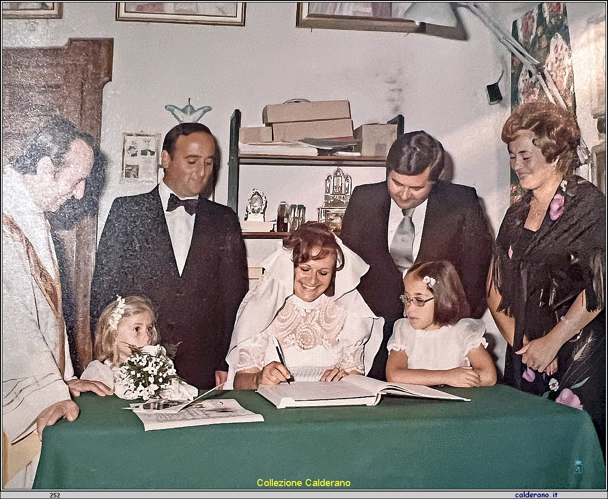 Linda Annuzzi firma la registrazione del suo matrimonio 06-09-1975.jpeg
