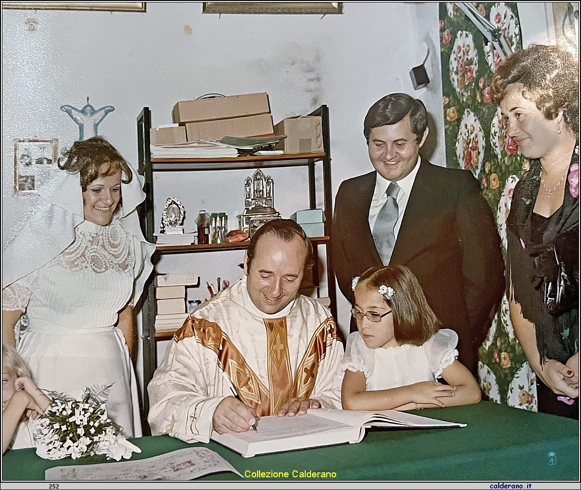 Padre Angelo firma per il matrimonio di Linda Annuzzi e Biagio Settembrini - 06-09-1975.jpeg