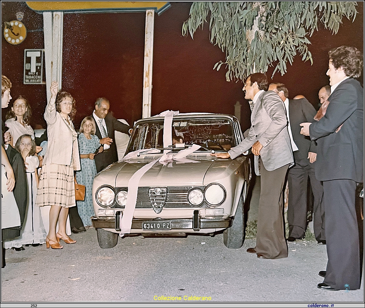 Partenza per il viaggio di nozze di Linda Annuzzi e Biagio Settembrini 06-09-1975.jpeg