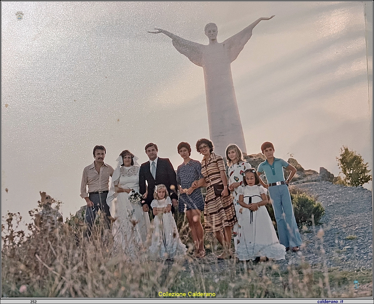 Sotto il Cristo invitati al matrimonio di Linda Annuzzi e Biagio Settembrini 06-09-1975.jpeg