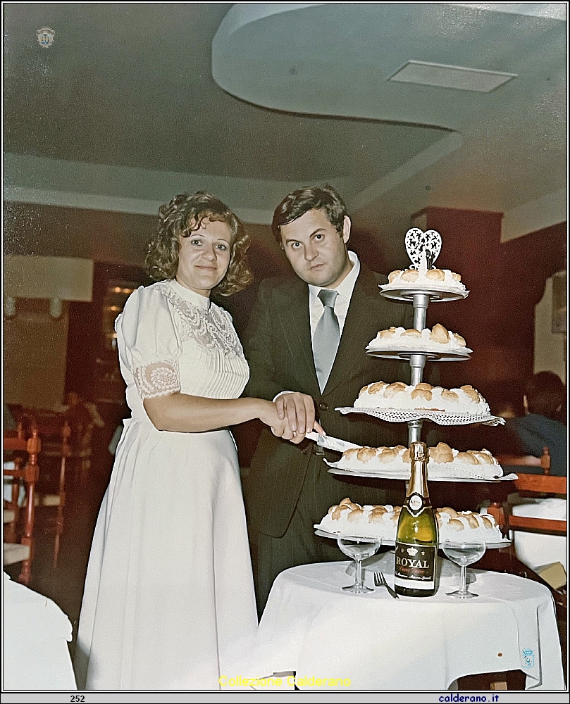 Taglio della torta nuziale di Linda Annuzzi e Biagio Settembrini - 06-09-1975.jpeg