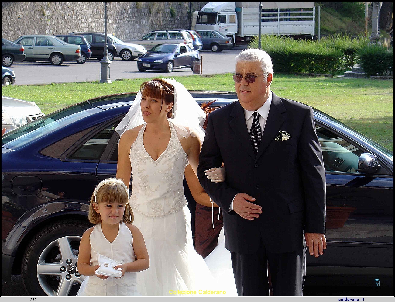 Viviana sposa con il Padre Domenico Limongi 2006 DSC05306.jpg