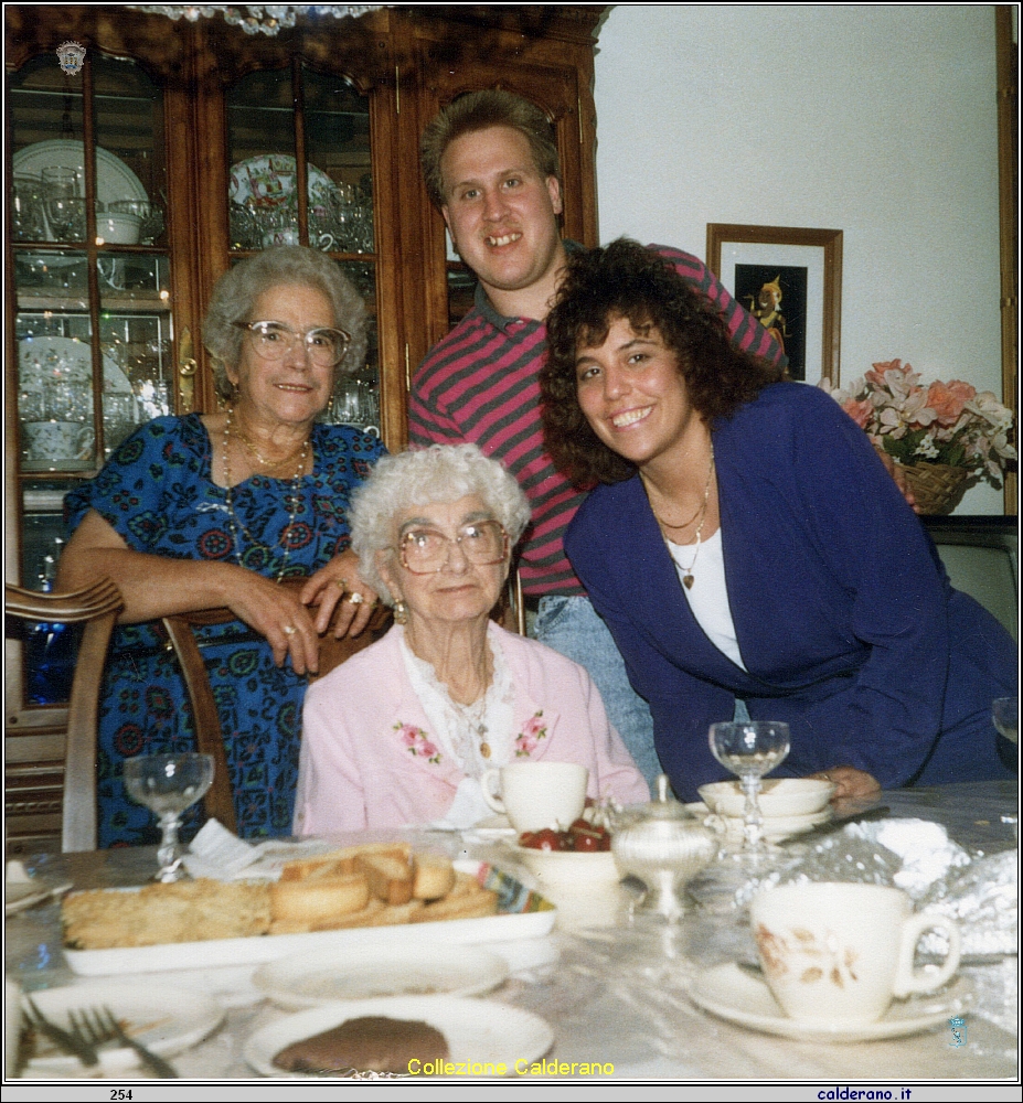 Mia Mamma con la cugina americana Liberatore e i nipoti a McKeesport - Pennsylvania 1989.jpeg