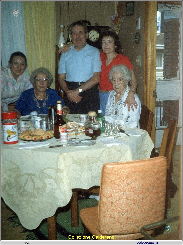 Mia Mamma con la sorella americana Liberatore e i nipoti a McKeesport - Pennsylvania 1989.jpeg