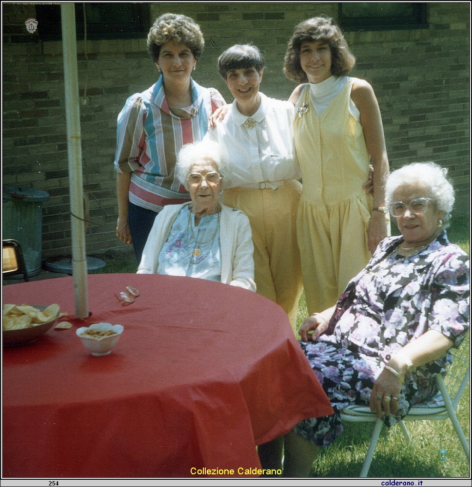 Mia Mamma con la sorella americana Liberatore e le nipoti a McKeesport - Pennsylvania 1989.jpeg