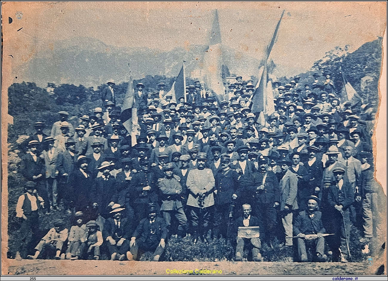 Alla stazione di Maratea l'accompagnamento ai primi soldati partenti per la prima guerra mondiale 1915.jpeg
