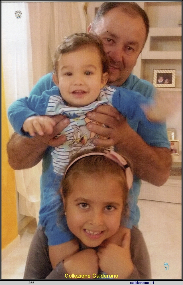 Domenico Brando con i figli.jpeg
