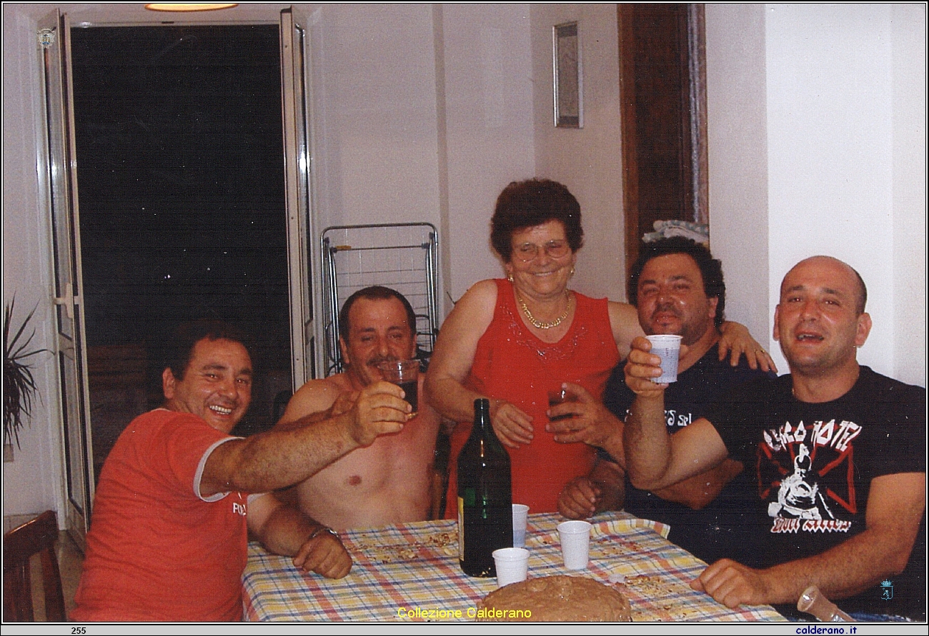 I fratelli Brando Domenico, Antonio, Santino e Massimo con la Mamma Antonietta Ielpo.jpeg