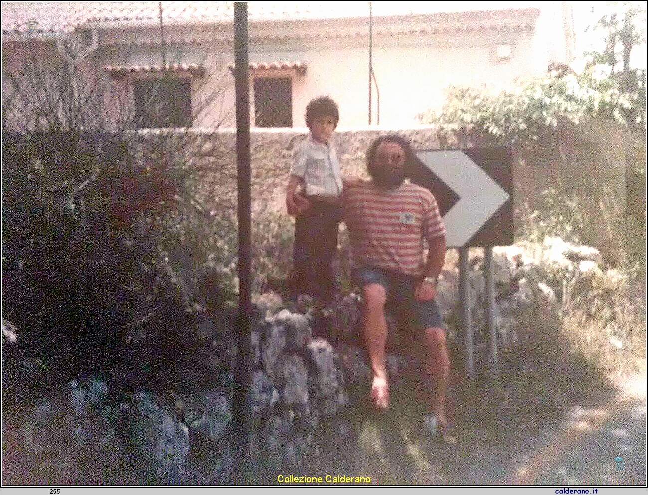 Nicola Panaino e Michele Limongi mentre aspettano il passaggio del Giro d'Italia.jpg