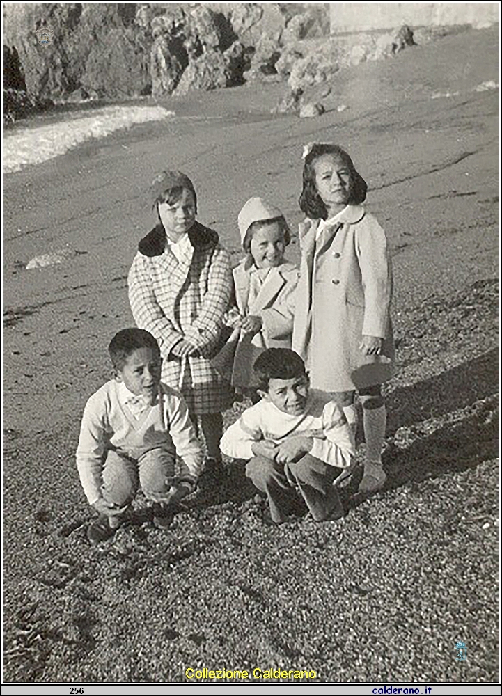Aldo Fiorenzano, Biagina e Caterina Chiappetta, accosciati Antonio Chiappetta e Michele Tocci.jpg
