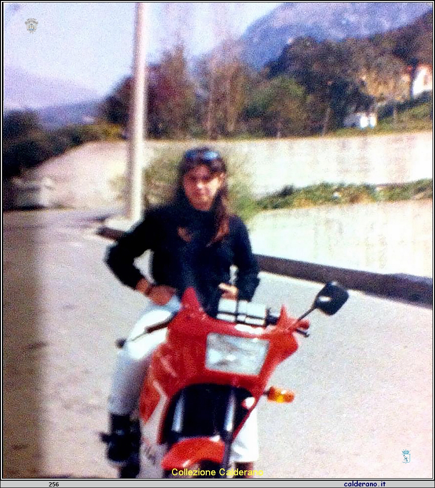 Concetta Spagnuolo in motocicletta.jpg