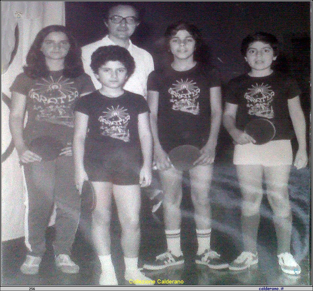 Tennistavolo Bologna 1976 campionati nazionali con Maria Pia Della Morte, Giuliana Di Trani, Antonello Moliterni, Antonio Agostini e Padre Luigi Russo.jpg