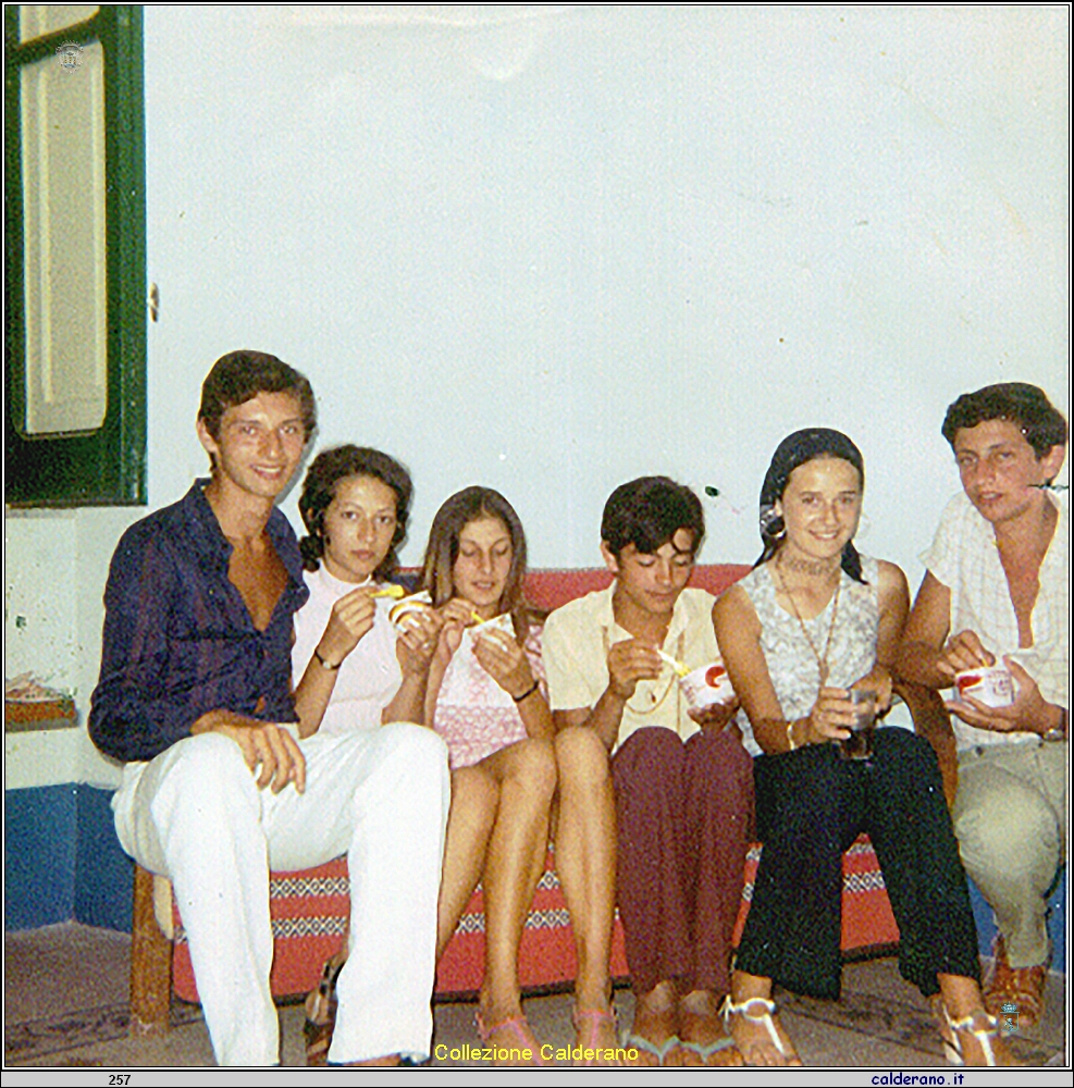 Davide, Caterina, Rossella, Giovanni, Biagina e Cesare settembre 1970.jpg