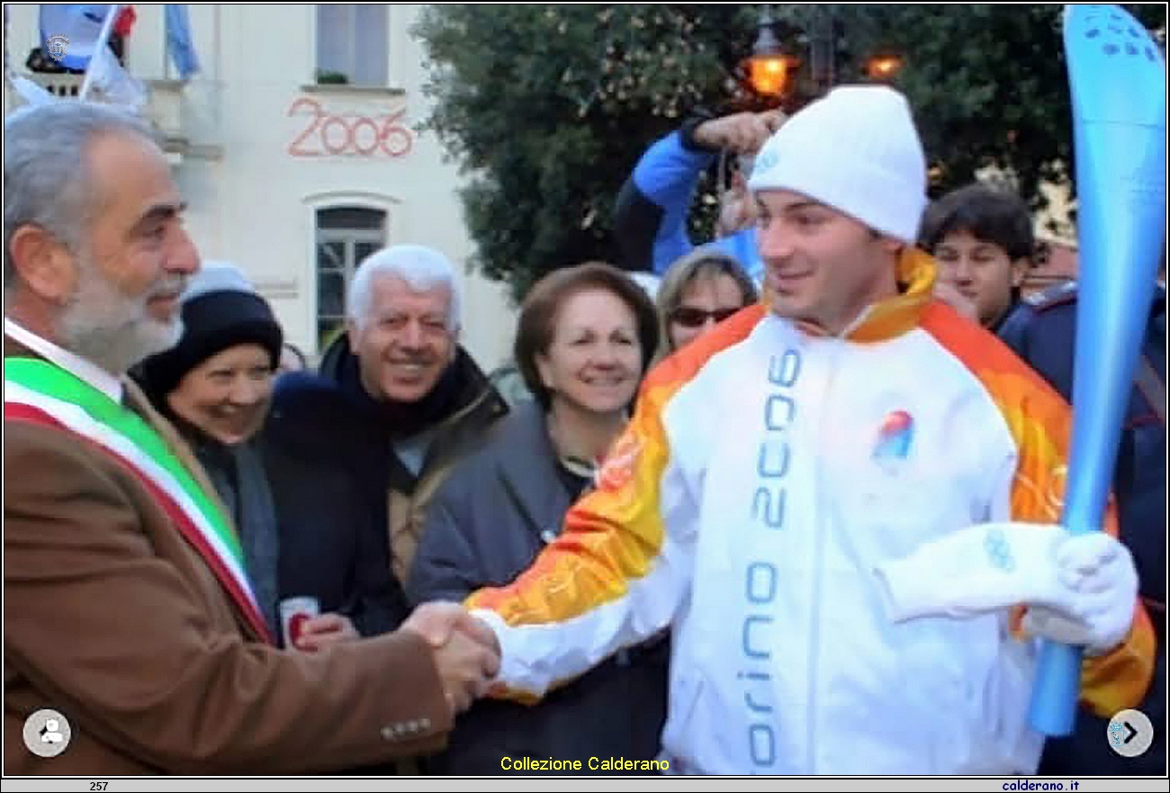 Il Sindaco Franco Ambrosio con la Fiaccola Olimpica 21-12-2005.JPG