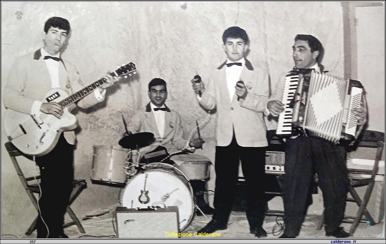 Mario Niglio con il gruppo musicale.JPG